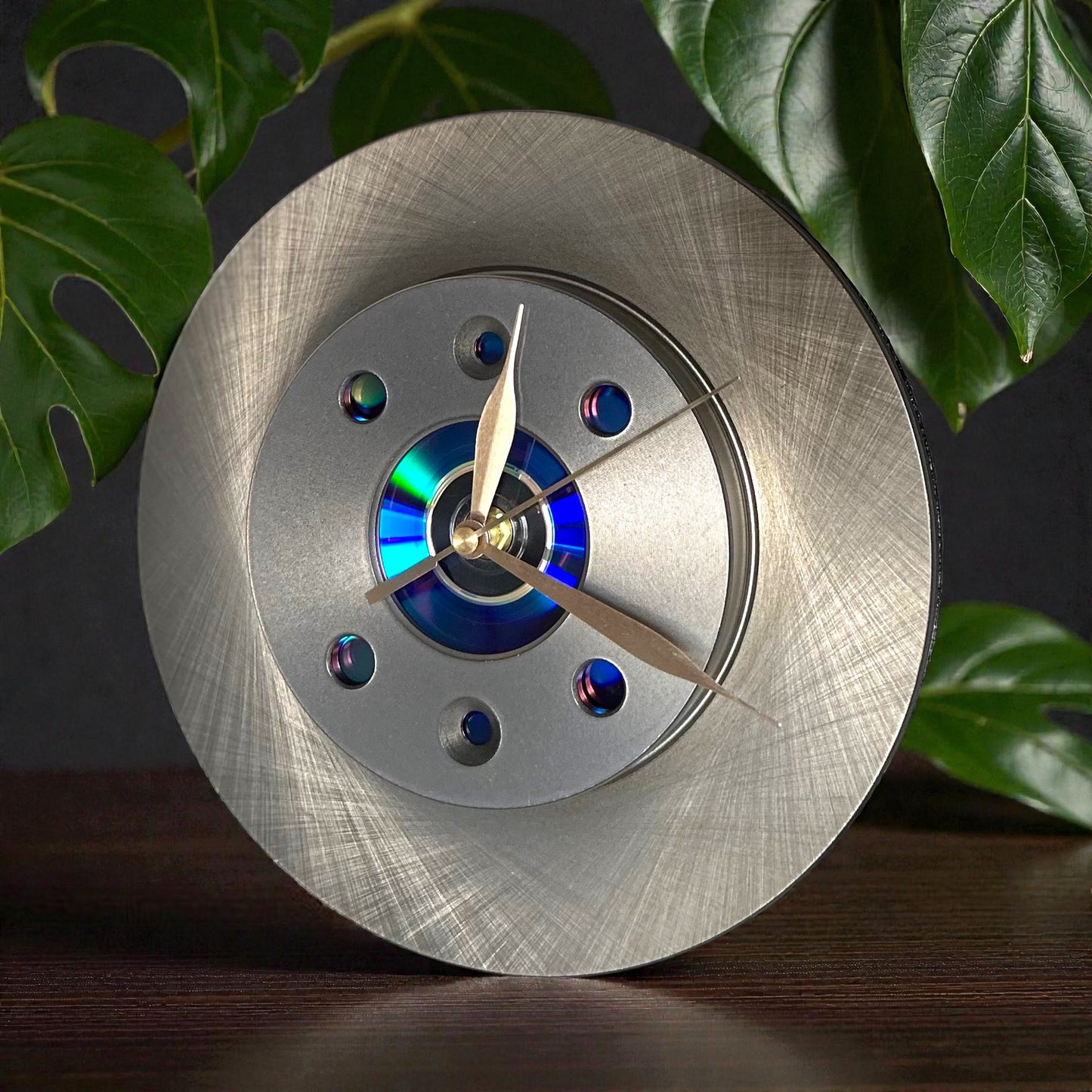 Zegar z tarczy hamulcowej z prostymi wskazówkami