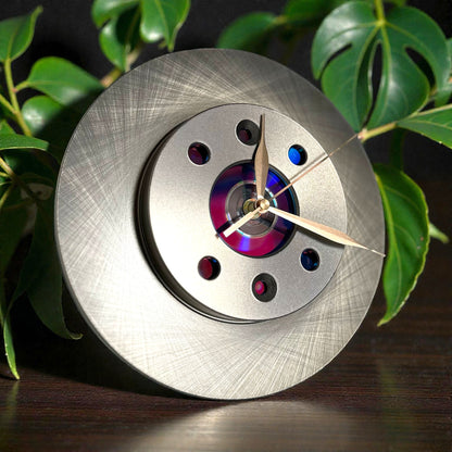 Zegar z tarczy hamulcowej z prostymi wskazówkami